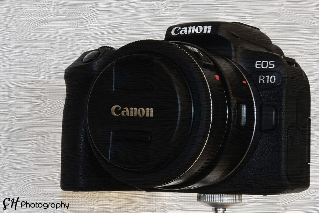 Die Canon EOS R10 auf kleinem Stativ